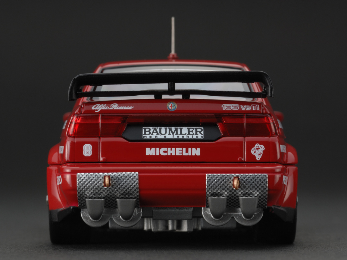 Автомобиль Alfa Romeo 155 на дороге