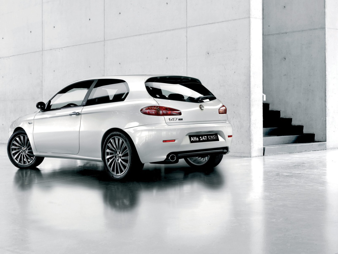 Альфа Ромэо у белой стены