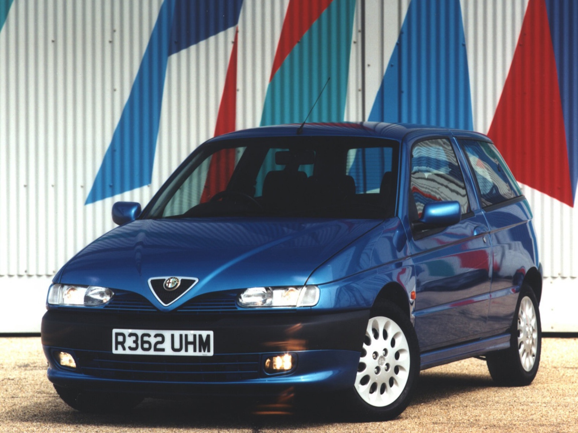 Красивый автомобиль Alfa Romeo 145 в Москве