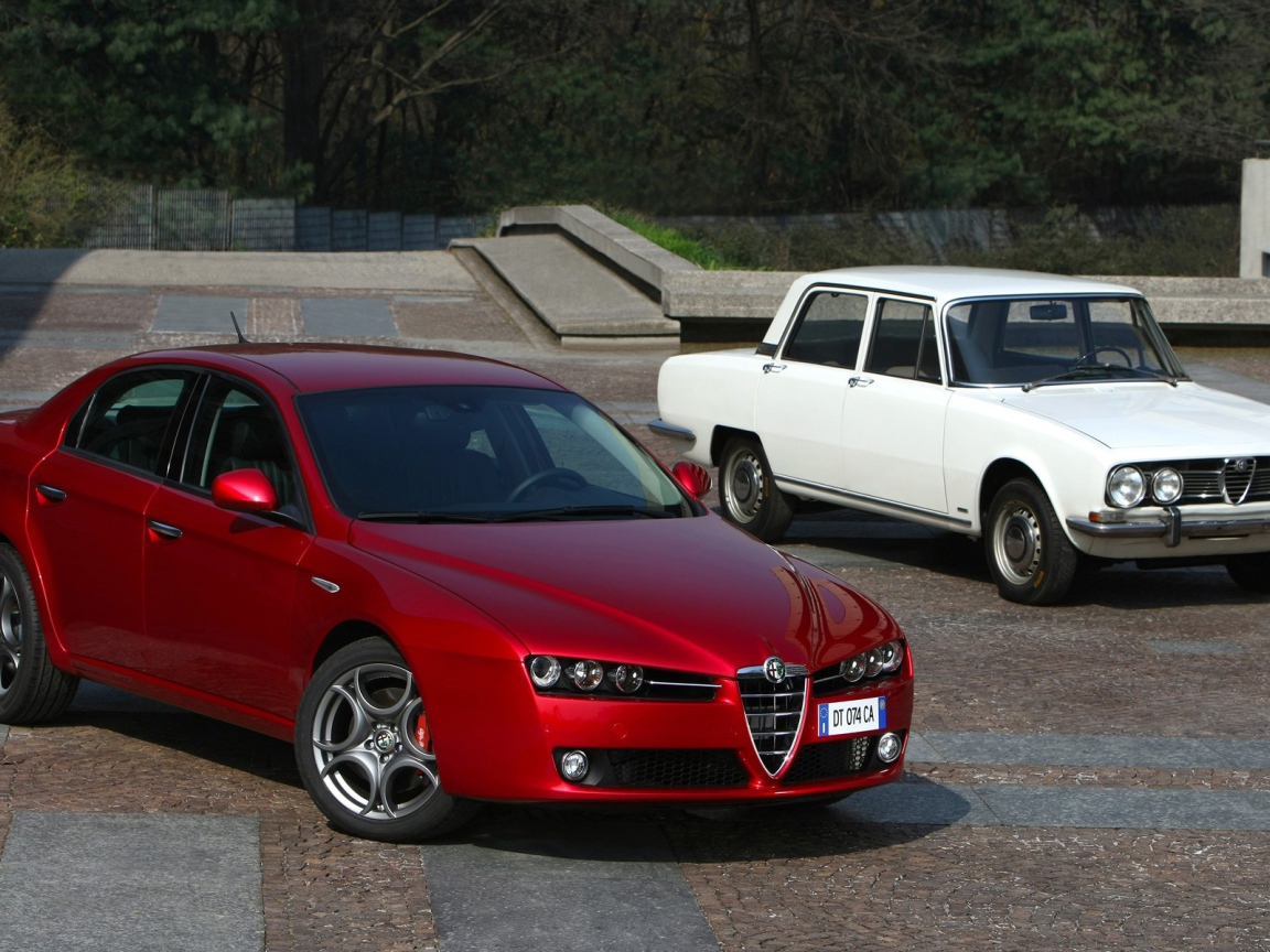 Красивый автомобиль Alfa Romeo 159 в Москве