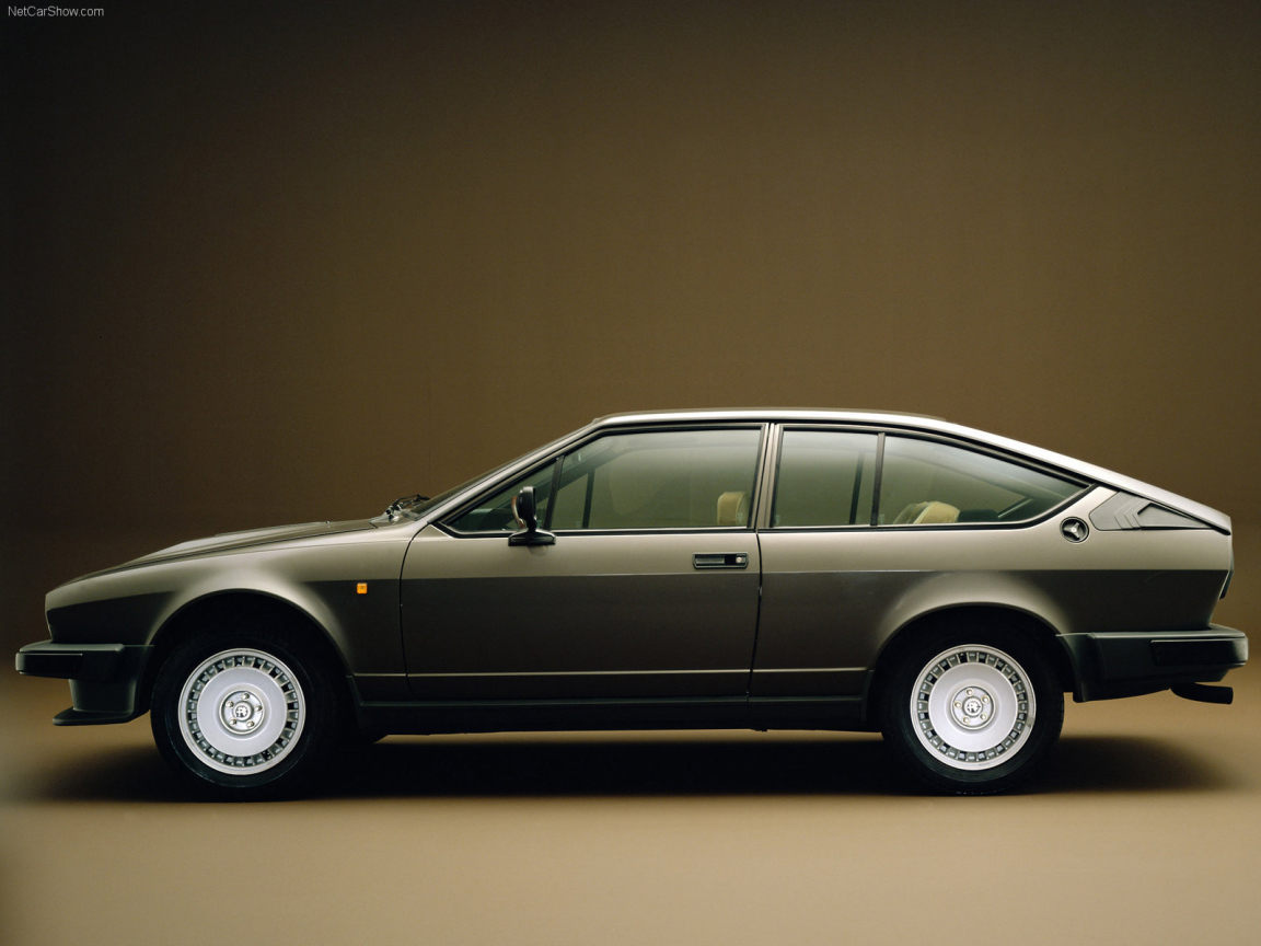 Красивый автомобиль Alfa Romeo alfetta в Москве