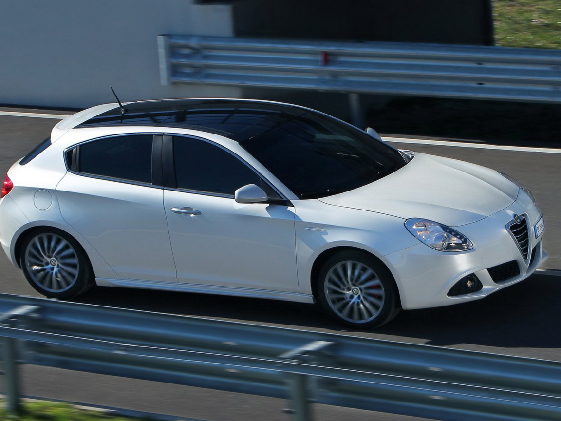 Красивый автомобиль Alfa Romeo giulia