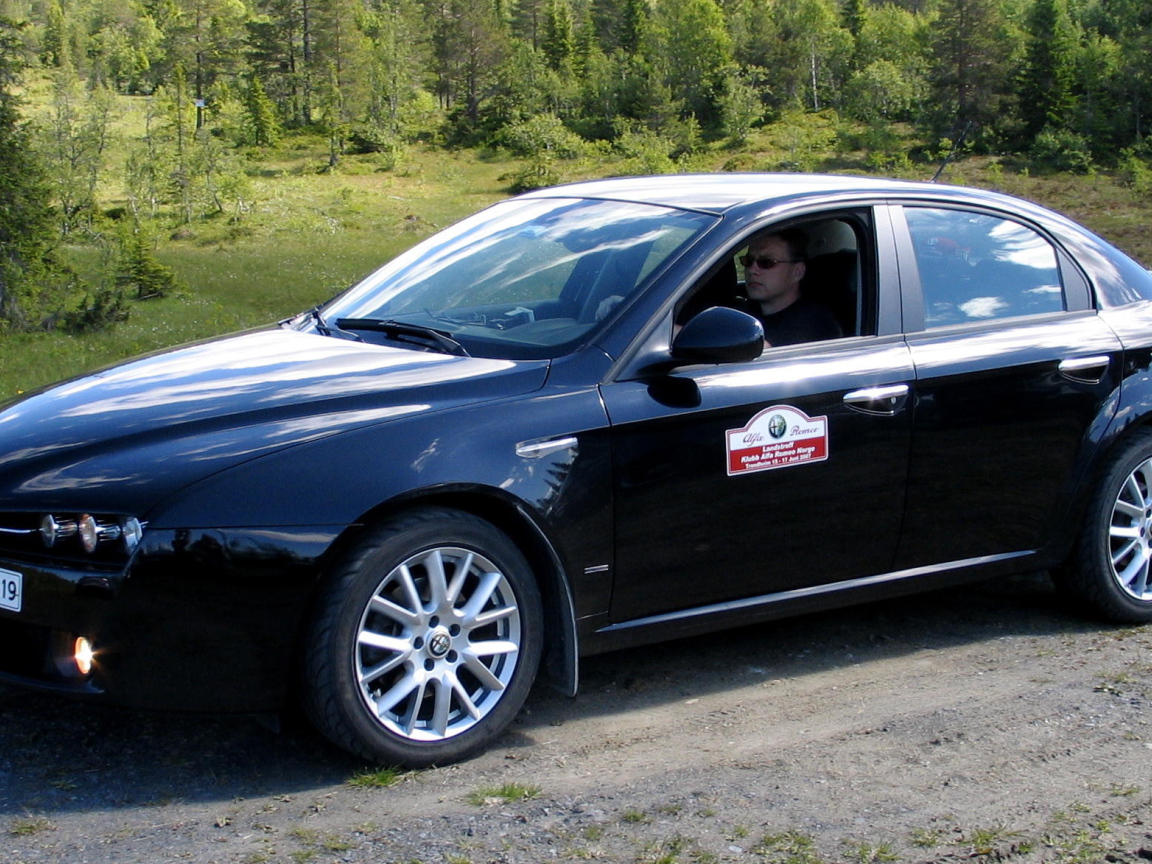 Черная Alfa Romeo 159