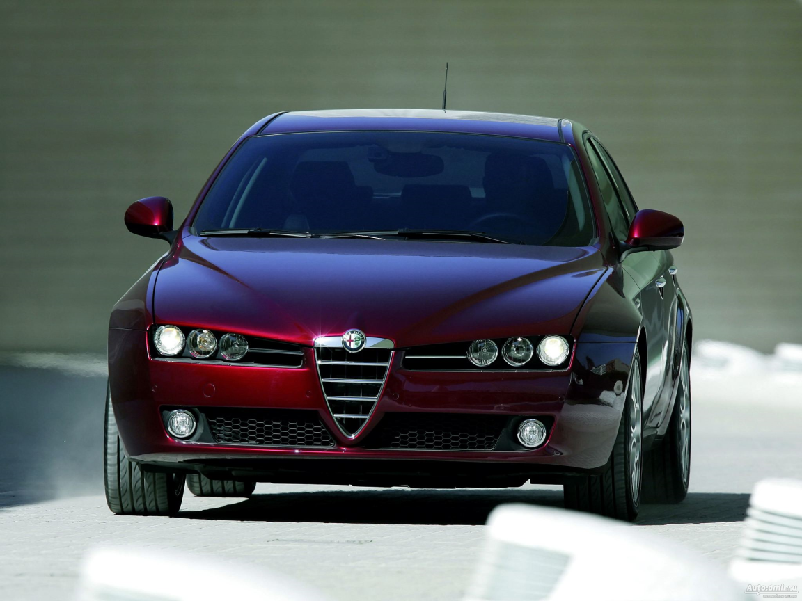 Вишневая Alfa Romeo 159