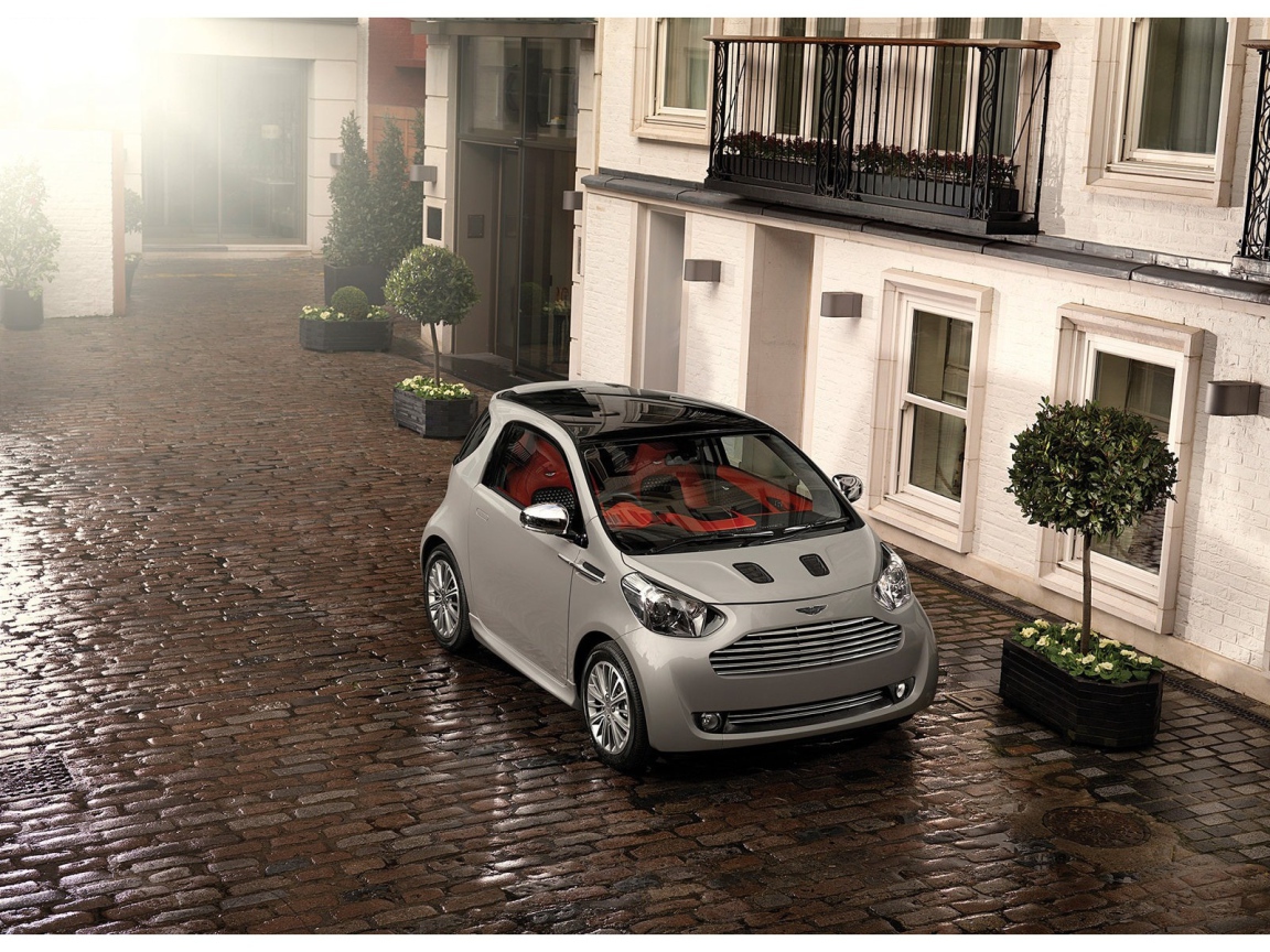 Автомобиль Aston Martin cygnet на дороге