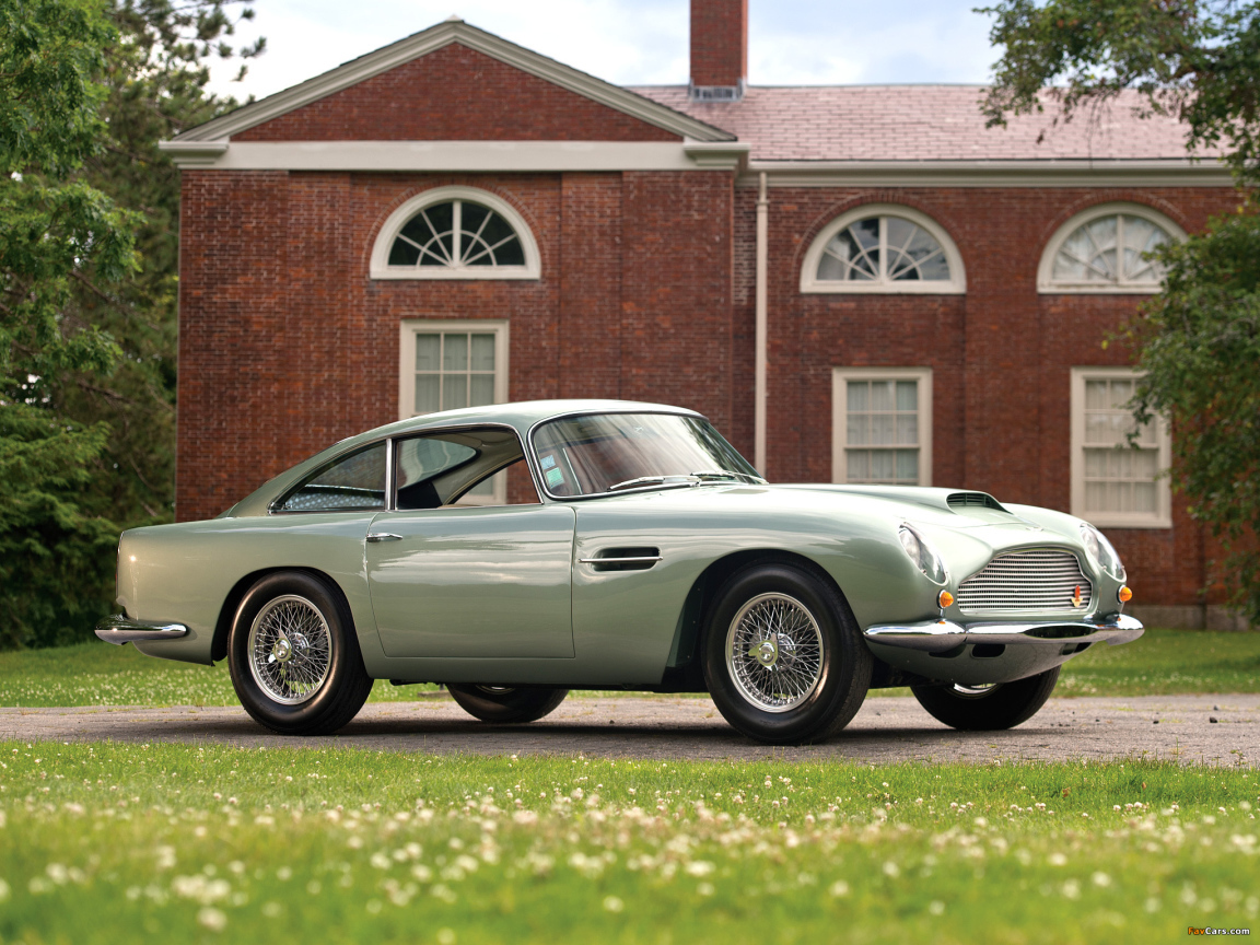 Красивый автомобиль Aston Martin db4