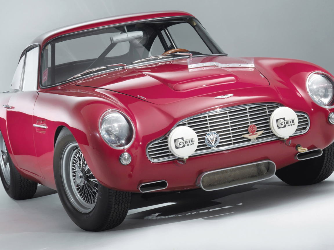 Красивый автомобиль Aston Martin db4 в Москве