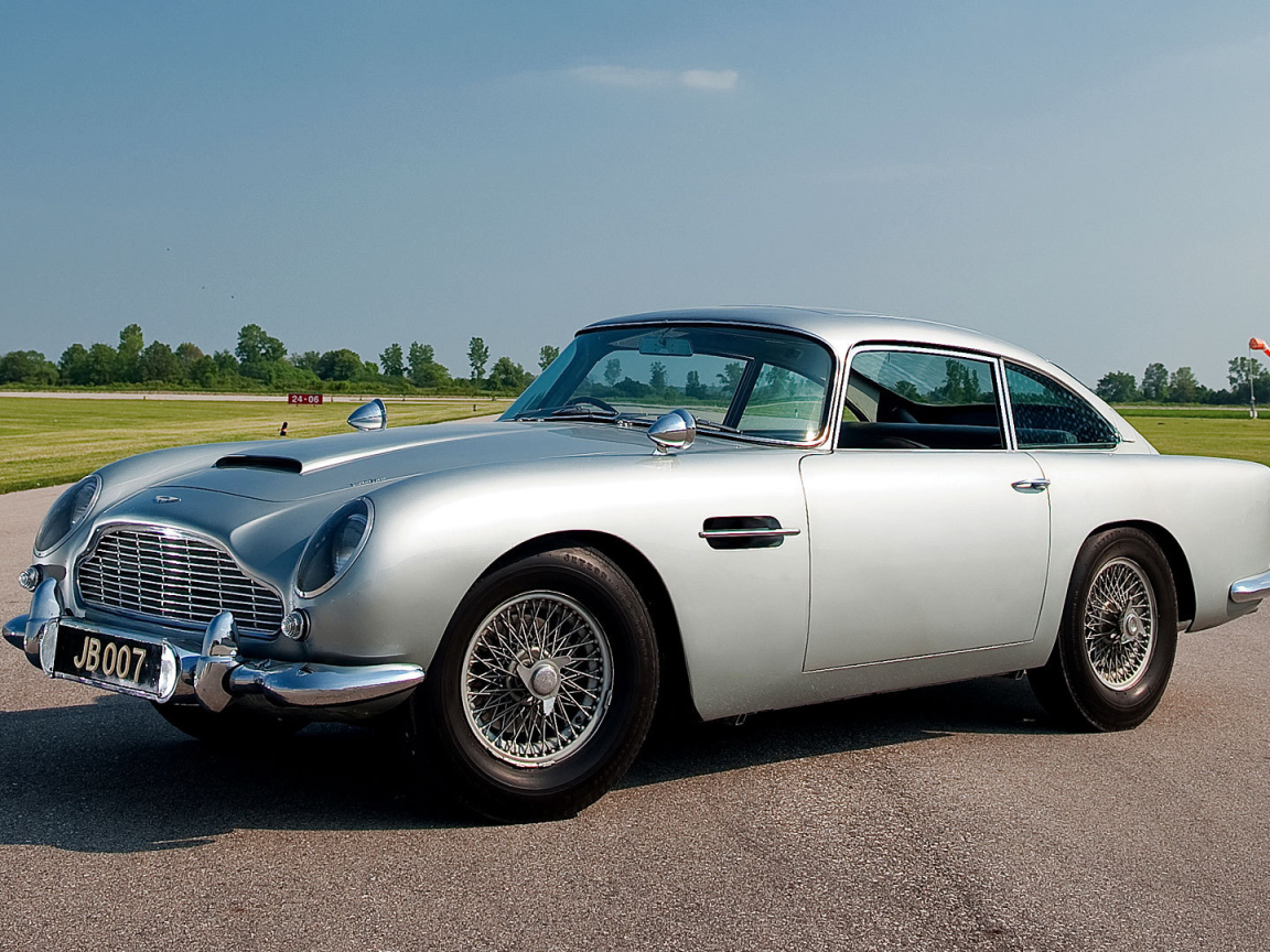 Красивый автомобиль Aston Martin db5 в Москве