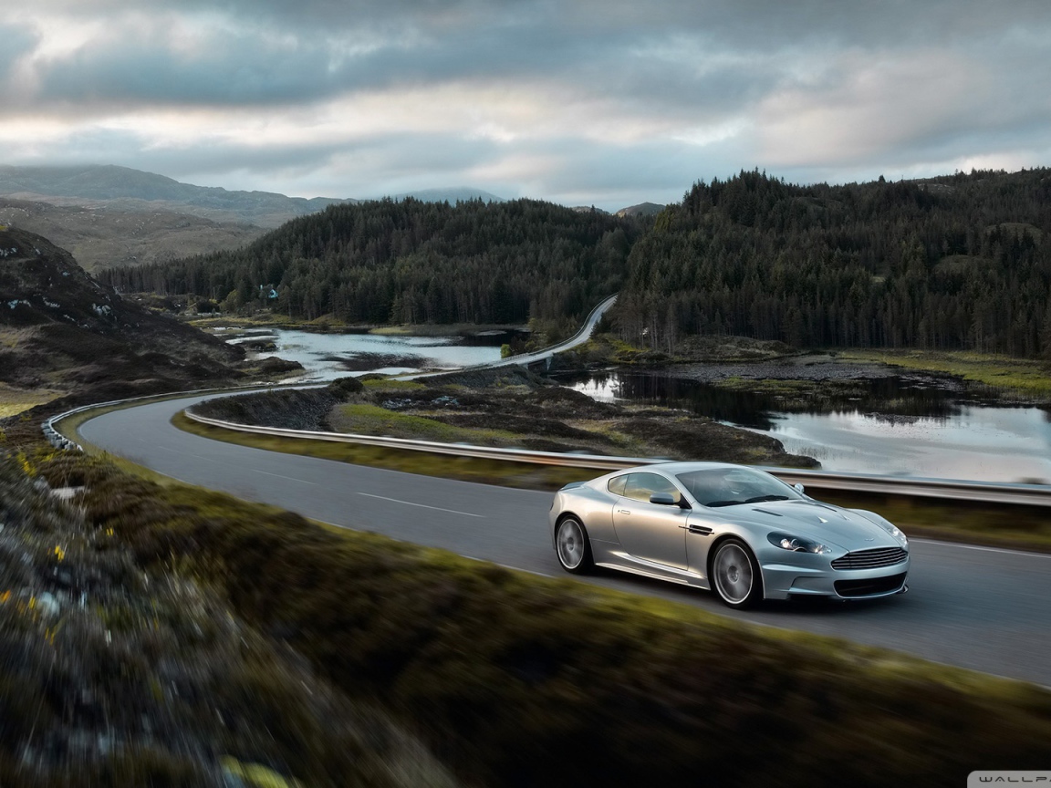 Красивый автомобиль Aston Martin dbs