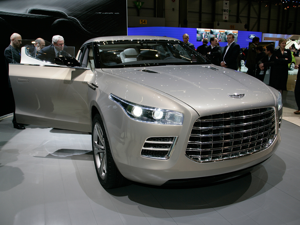 Красивый автомобиль Aston Martin lagonda в Москве