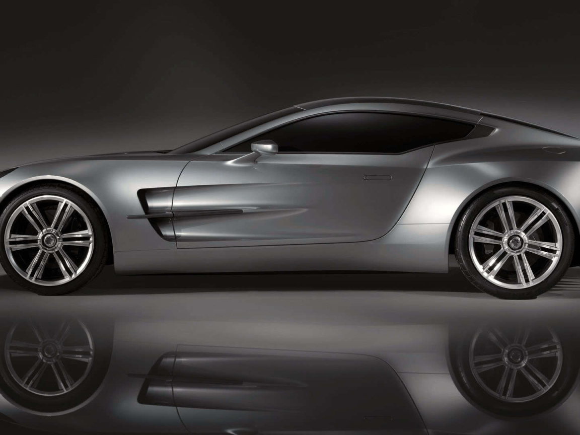 Красивый автомобиль Aston Martin one 77 в Москве