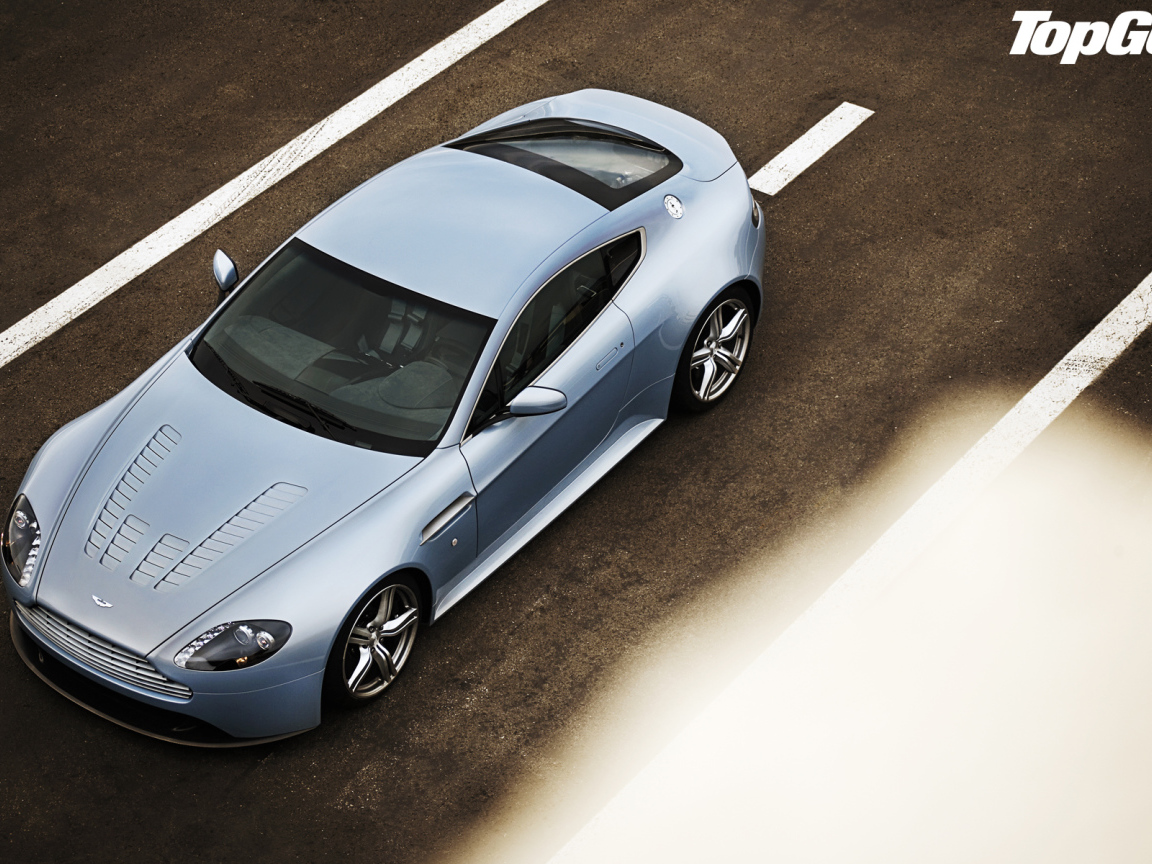 Красивый автомобиль Aston Martin top gear в Москве