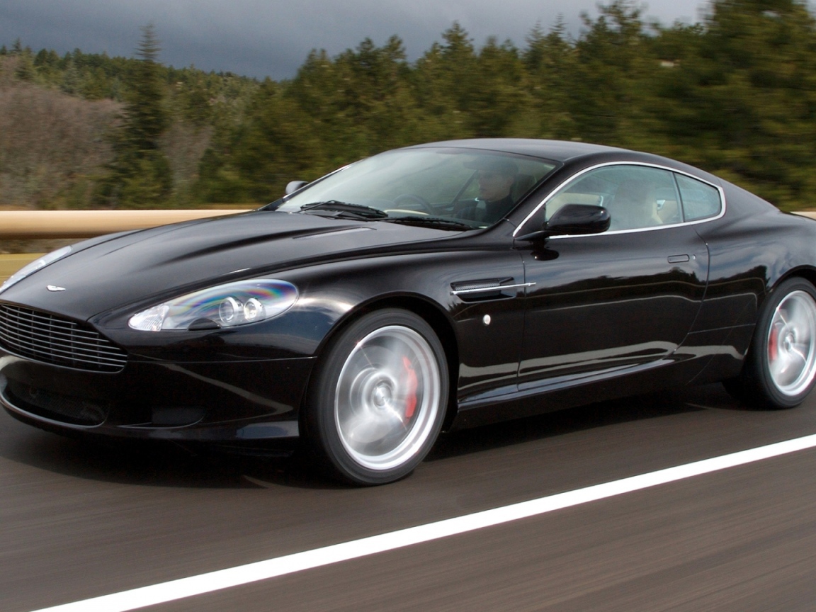 Автомобиль Aston Martin top gear на дороге