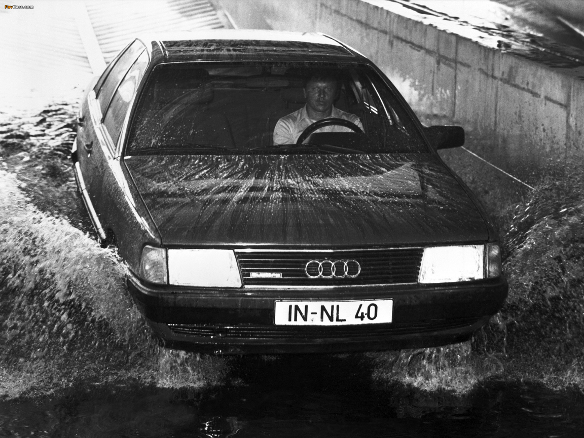 Автомобиль Audi 100 на дороге