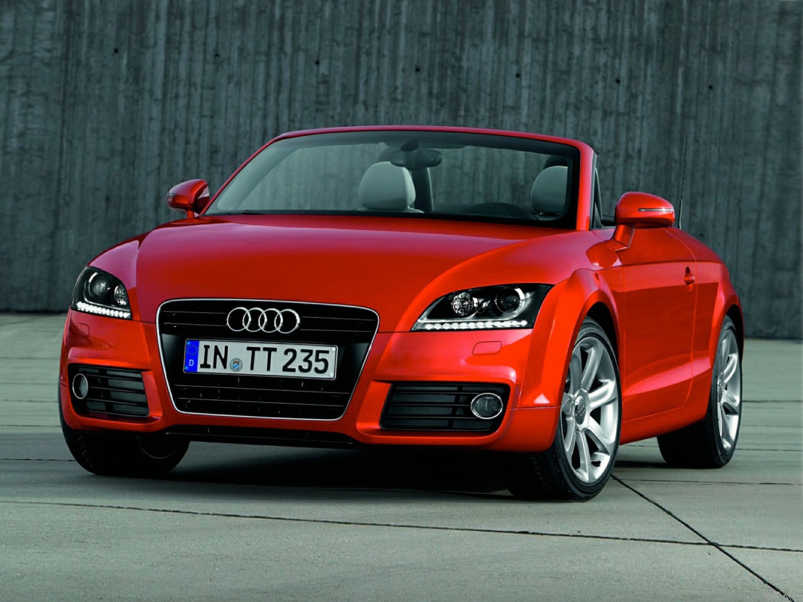 Автомобиль Audi TT 2014 года на дороге