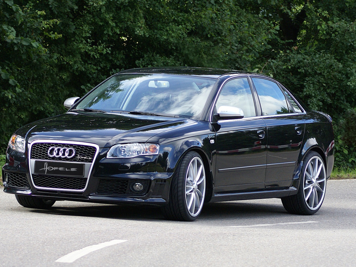 Автомобиль Audi a4 b6 на дороге