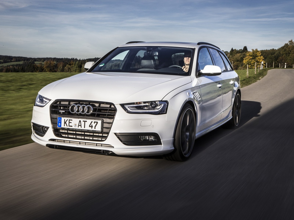 Автомобиль Audi avant на дороге