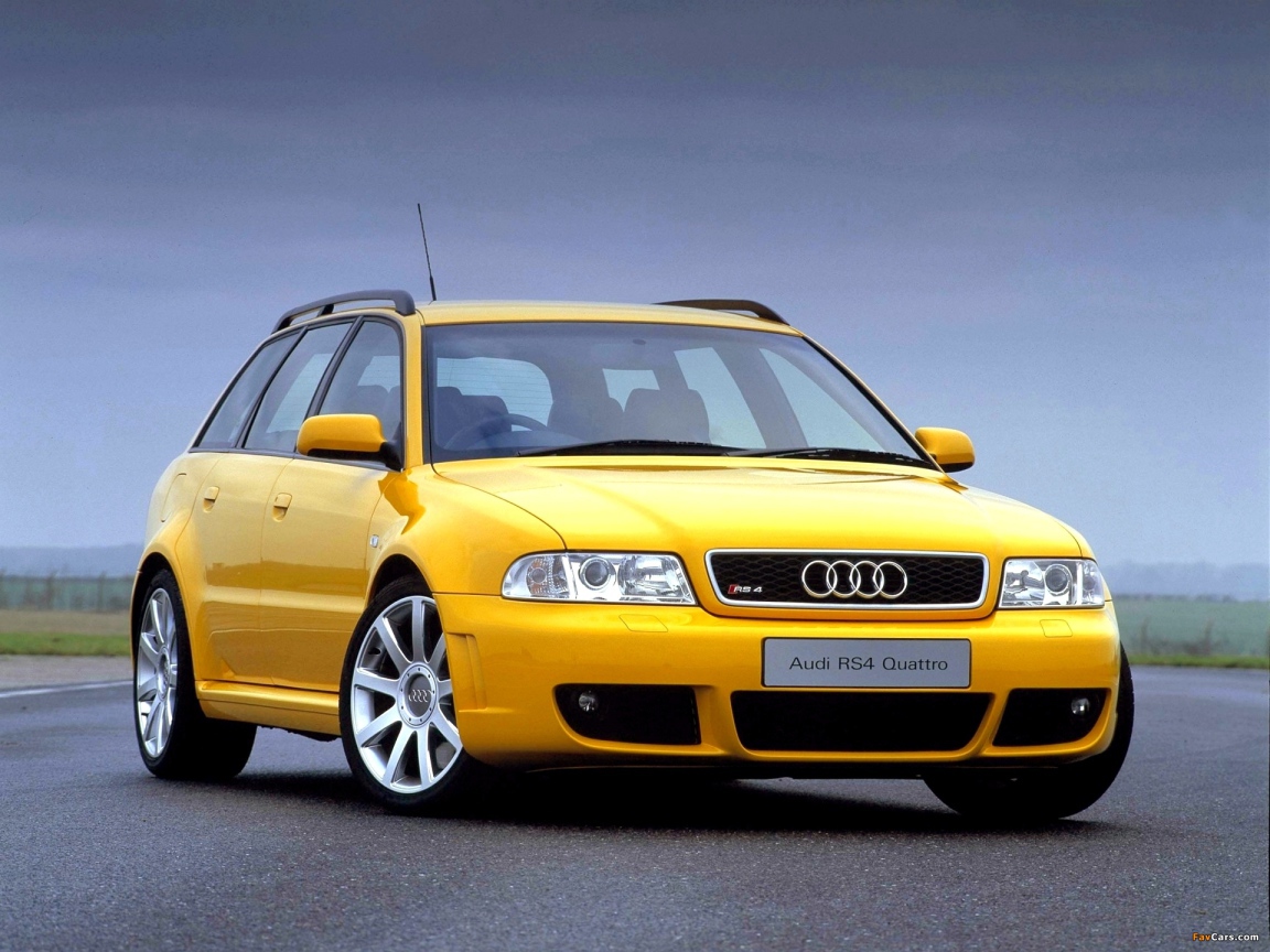 Автомобиль Audi b5 на дороге