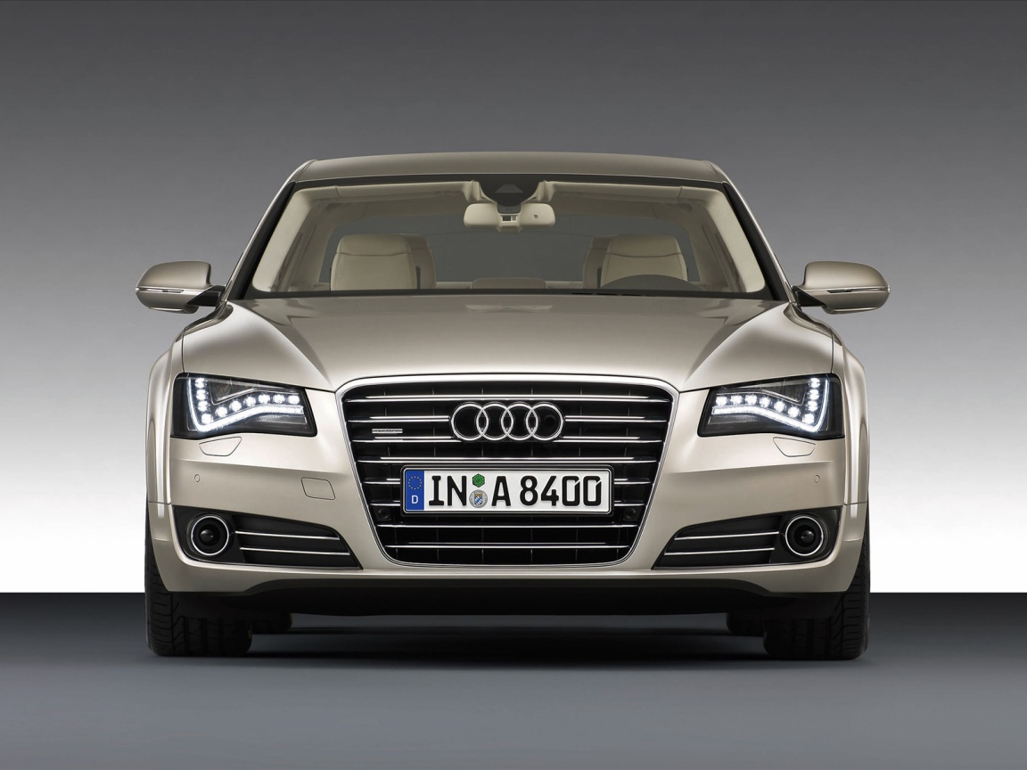 Красивый автомобиль Audi a8 в Москве