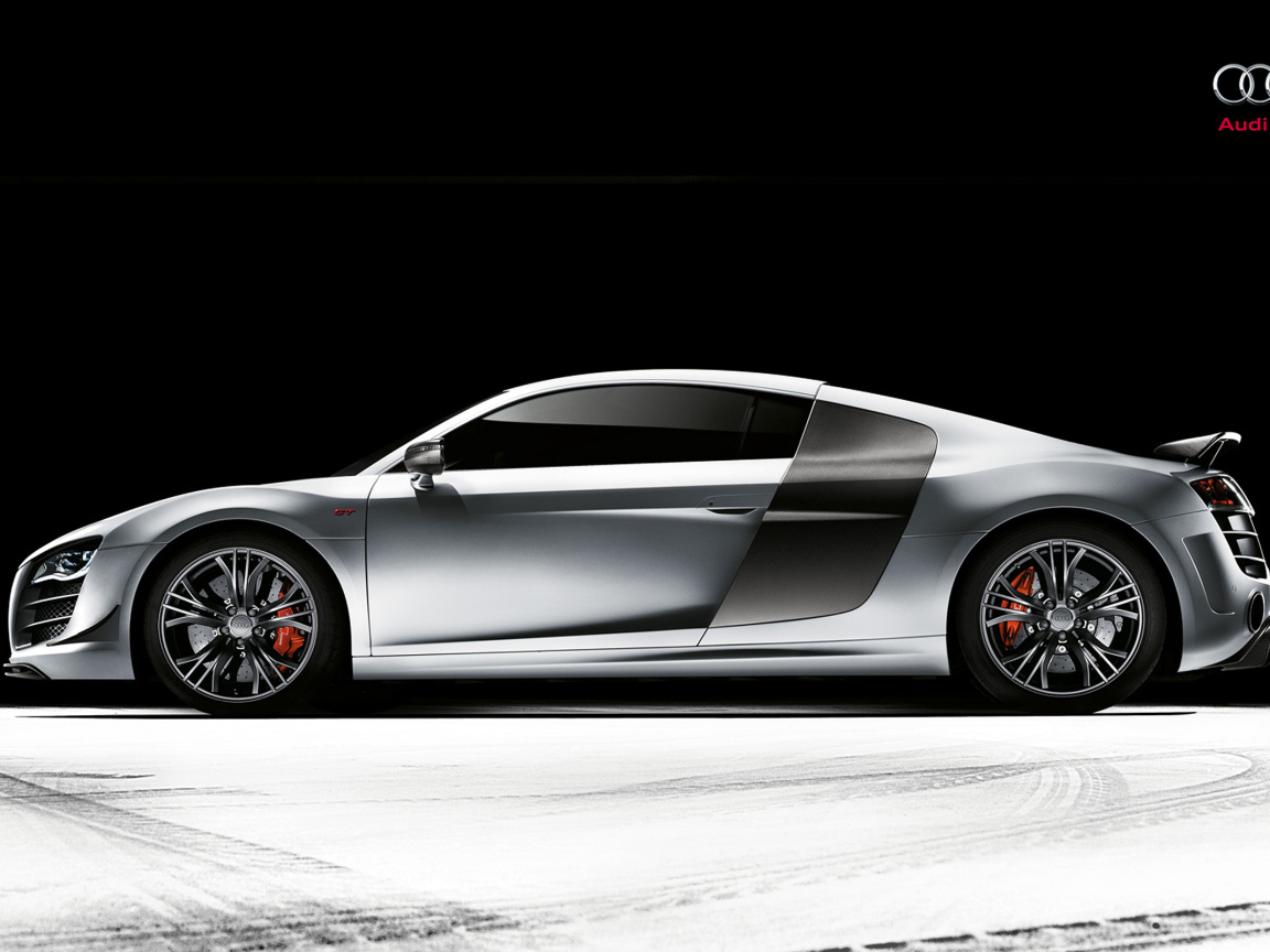 Красивый автомобиль Audi quattro в Москве