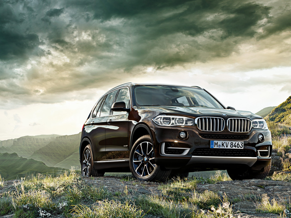 Автомобиль BMW X6 2014 года года на дороге