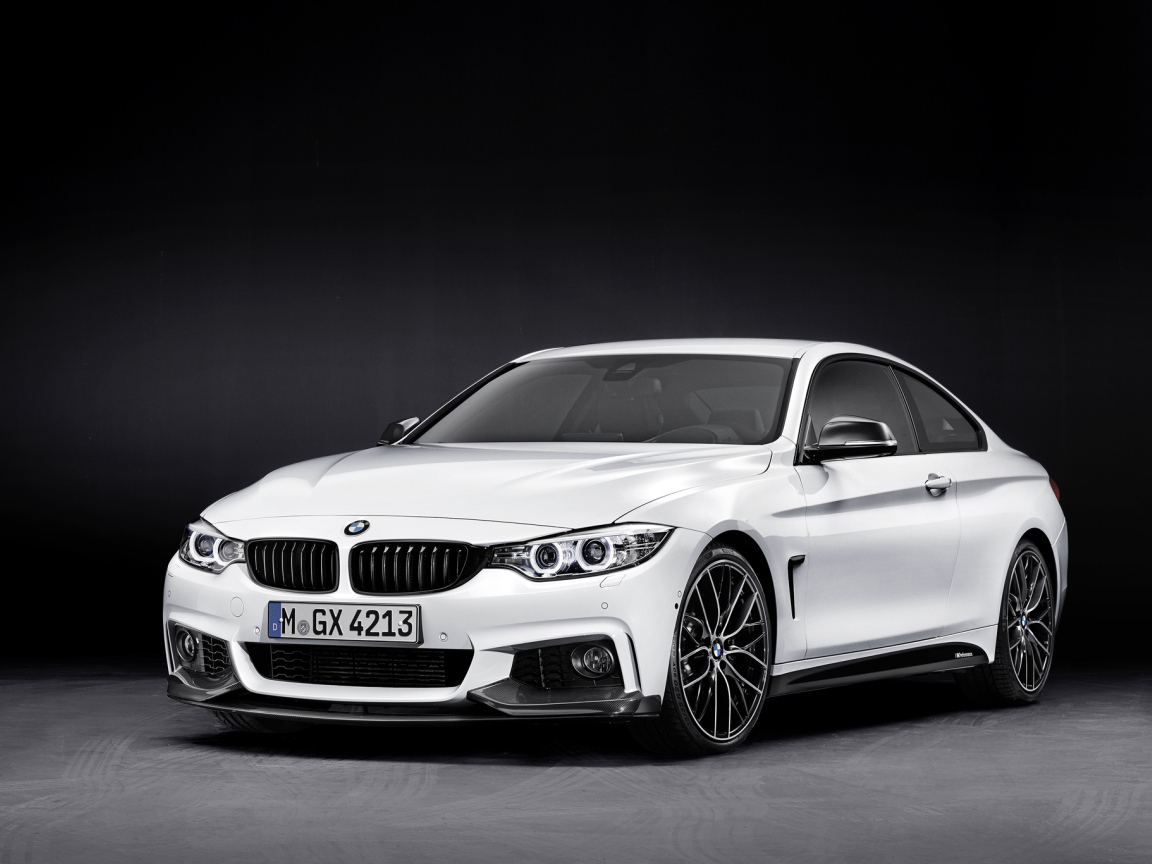 Автомобиль BMW 4-series 2014 года на дороге