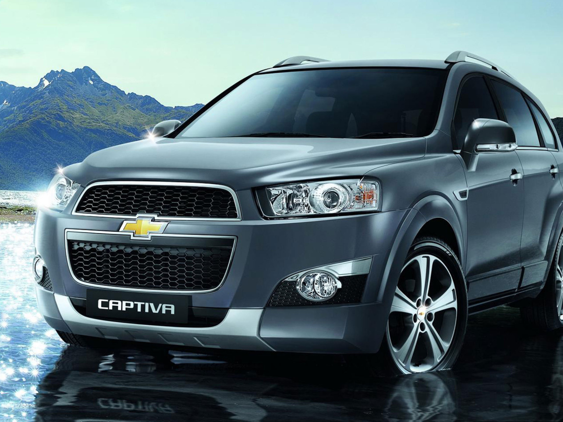 Красивый автомобиль Chevrolet Captiva 2014 года года в Москве