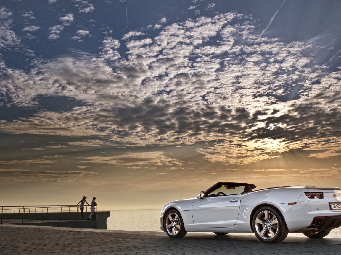 Белый Шевроле на берегу моря