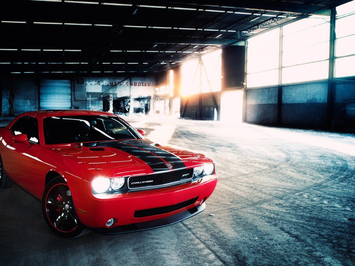 Красный Dodge challenger