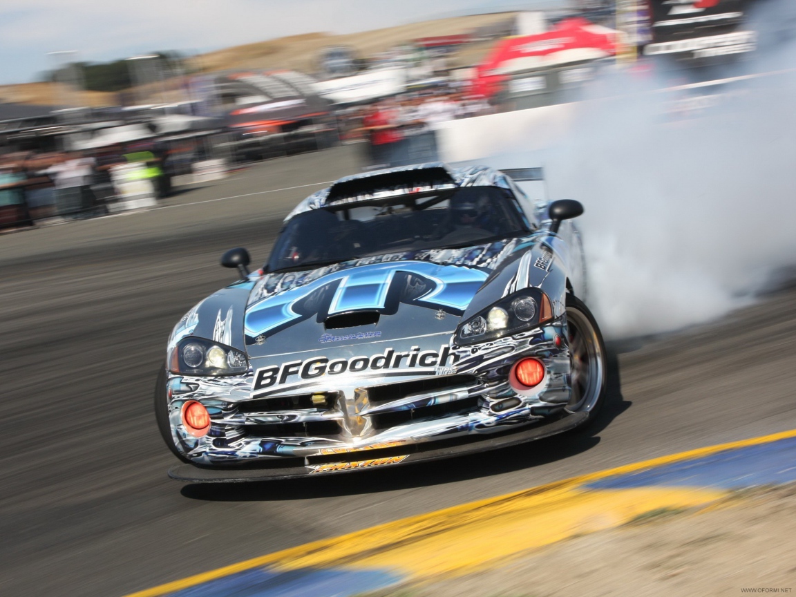 Додж випер на заносе