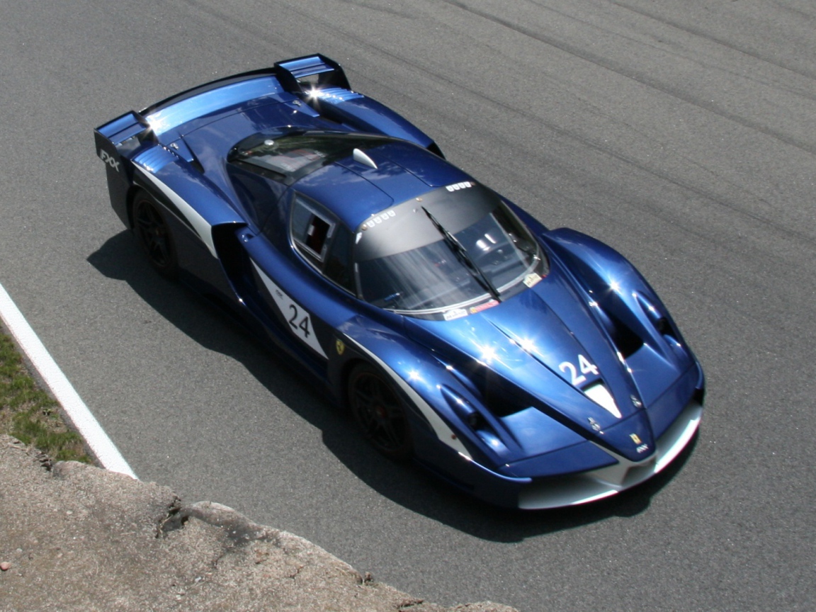Синий Ferrari FXX