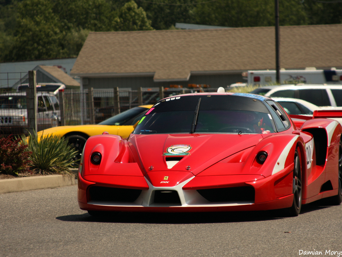 Красный Ferrari FXX