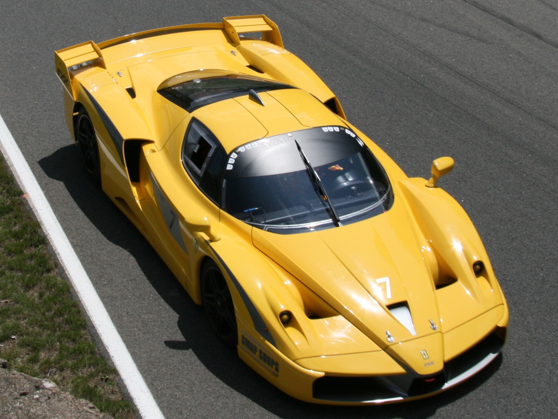 Желтый Ferrari FXX