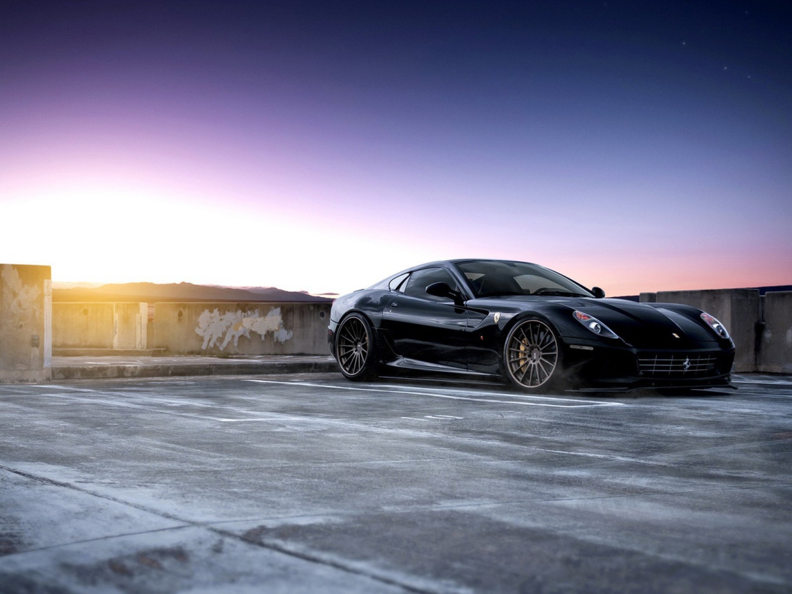 Черный феррари на стоянке