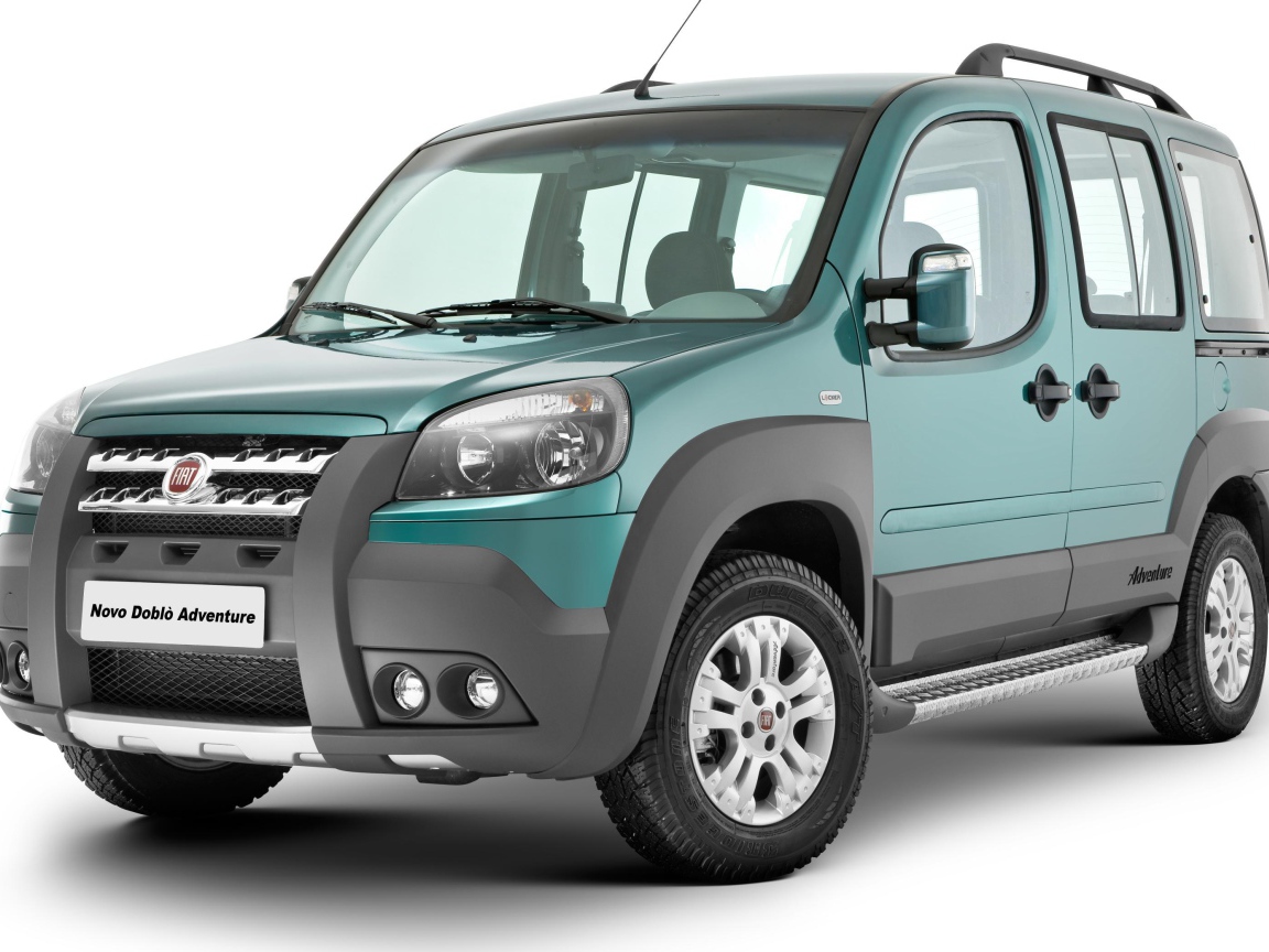 Красивый автомобиль Fiat Doblo