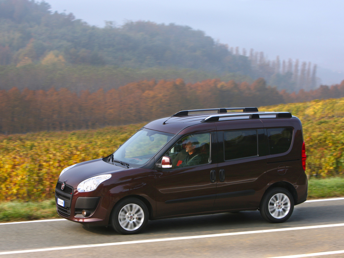 Красивый автомобиль Fiat Doblo в Москве