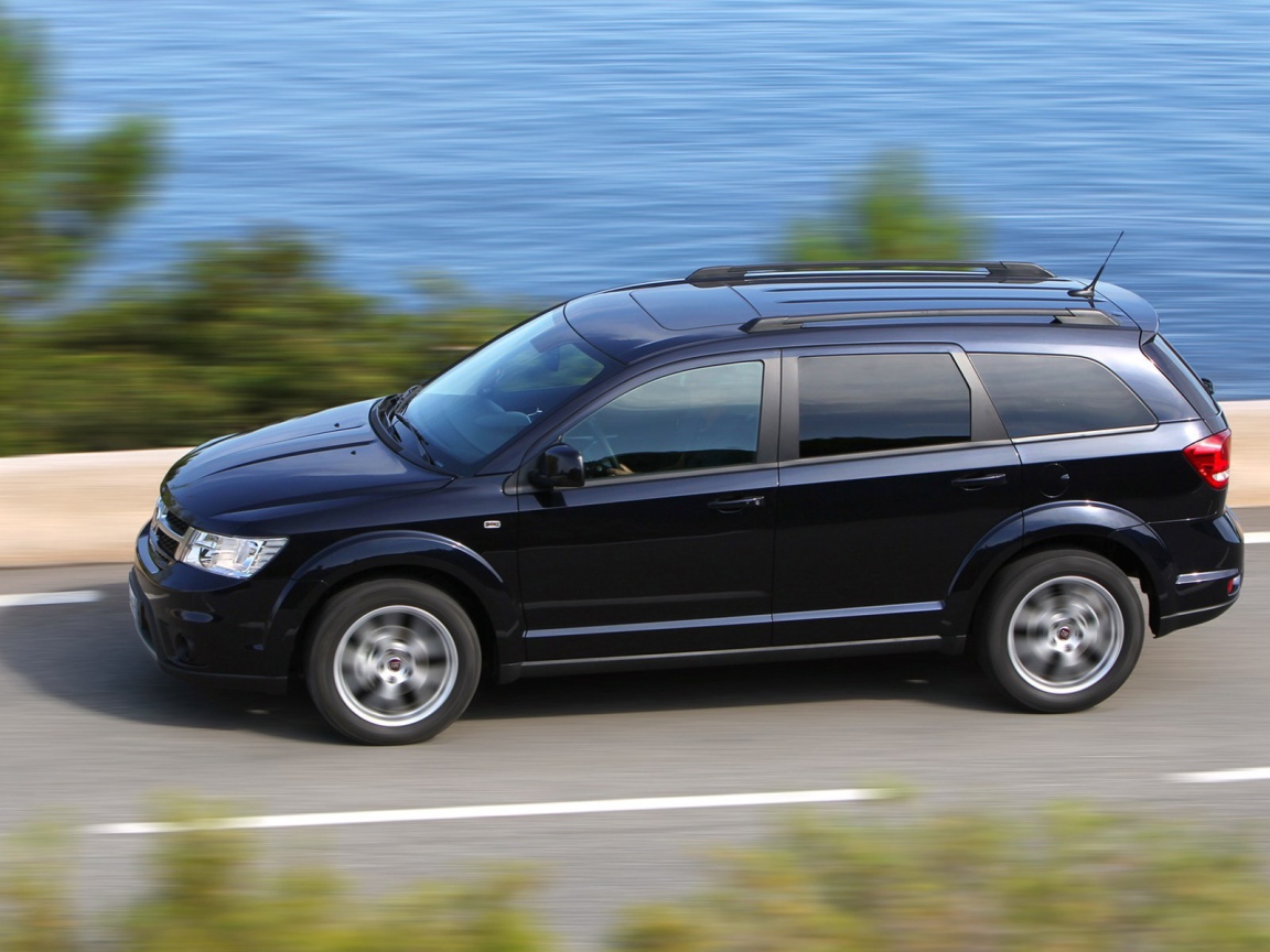 Красивый автомобиль Fiat Freemont