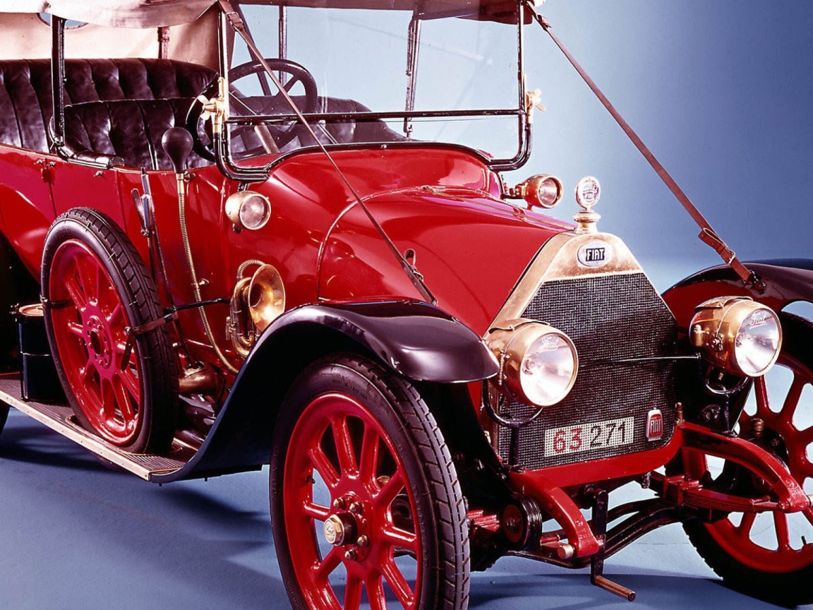 Старинный красный Фиат