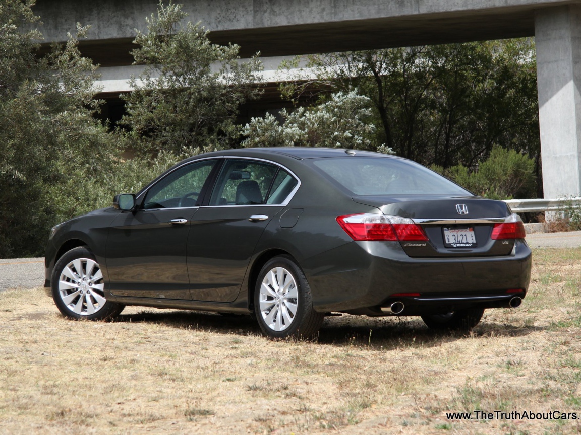 Красивый автомобиль Honda Accord 2013