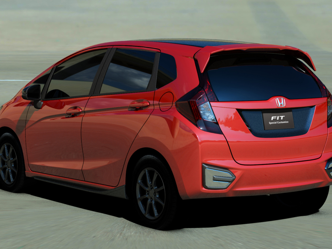 Красивый автомобиль Honda Fit 2014 года в Москве