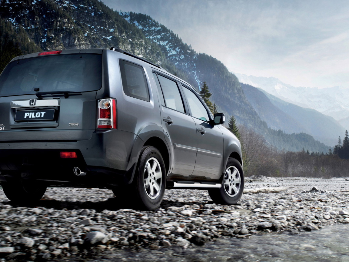 Автомобиль Honda Pilot на дороге