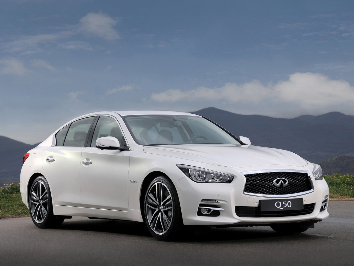 Автомобиль Infiniti Q50 2014 года на дороге