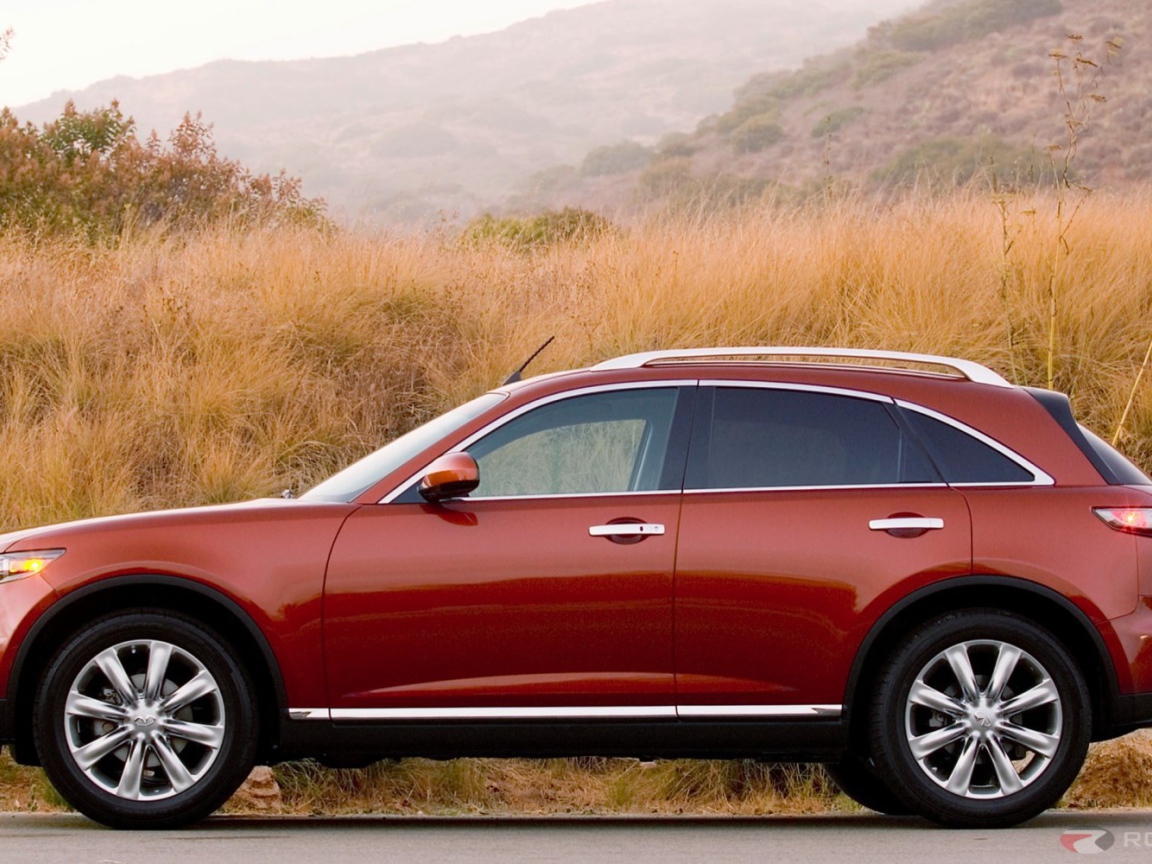Красный Infiniti FX35