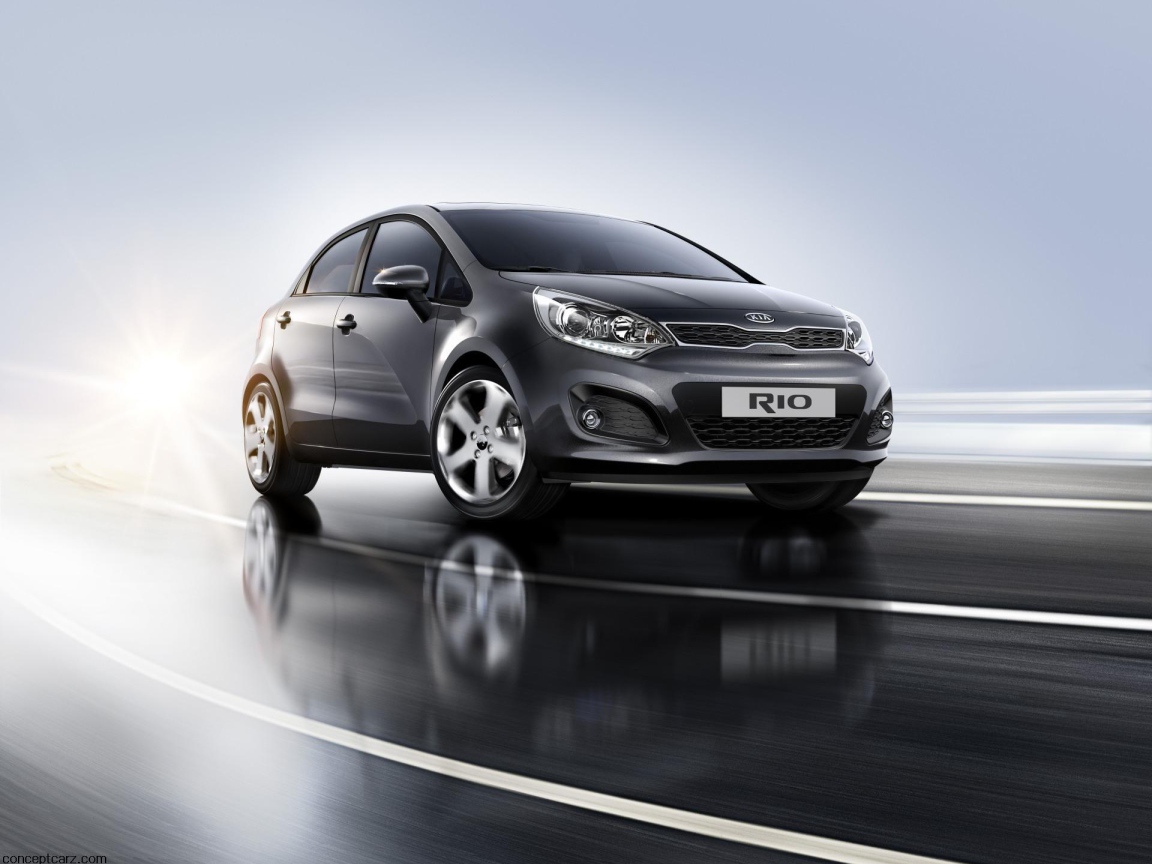 Автомобиль Kia  Rio на дороге