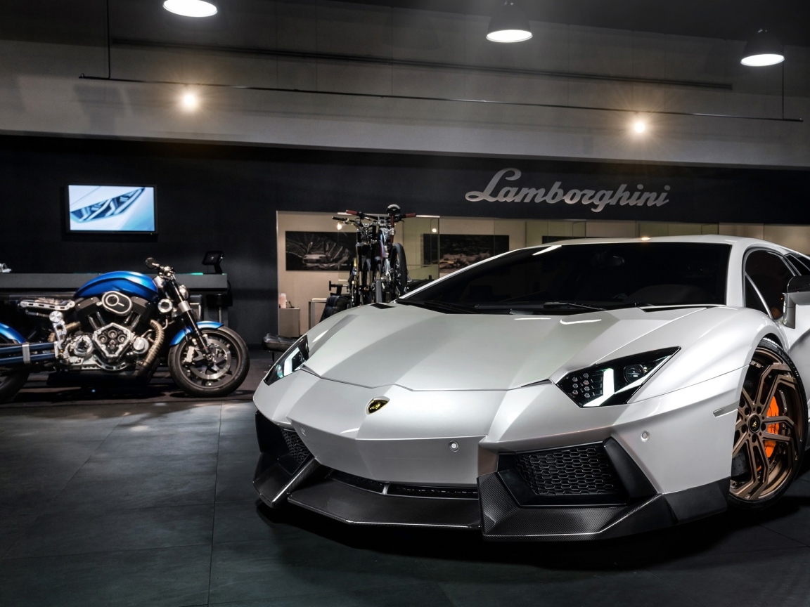 Серебристый Lamborghini Aventador