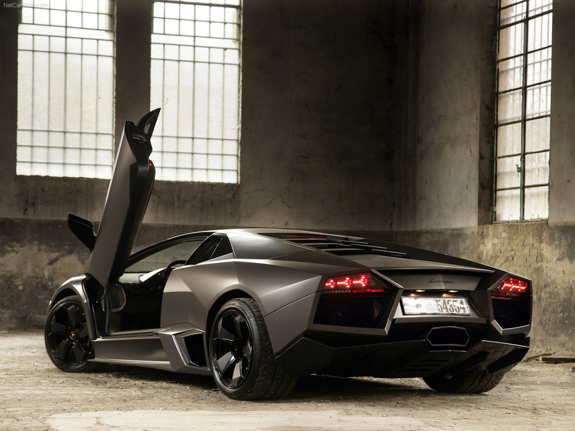 Автомобиль Lamborghini Reventon на дороге