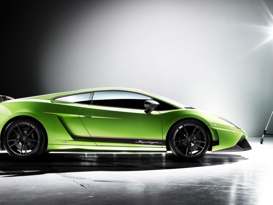 Зеленый Ламборджини около лампы