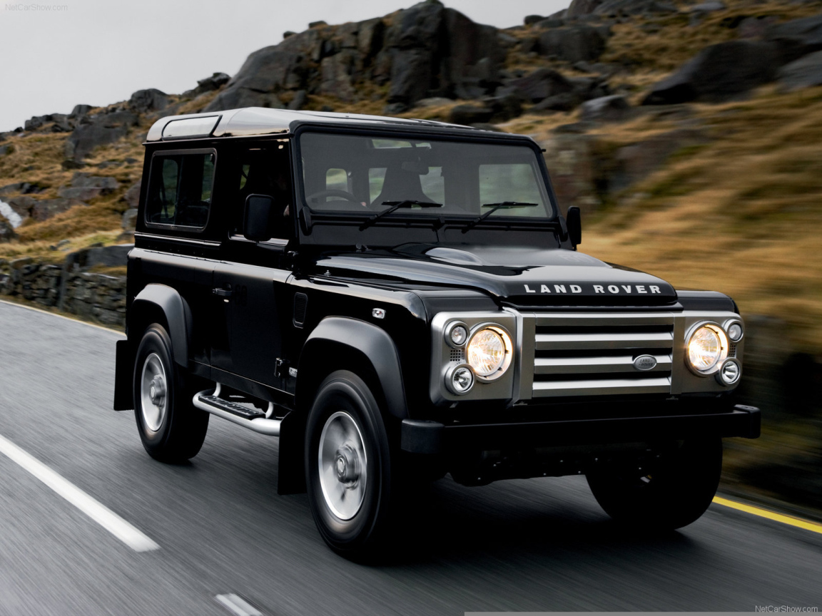  Красивый автомобиль Land Rover Defender в Москве