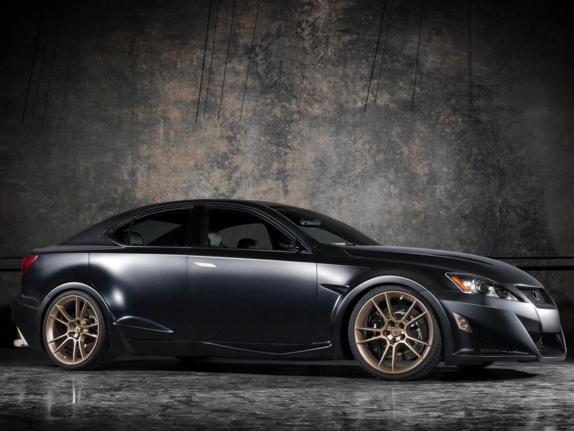 Лексус у бетонной стены