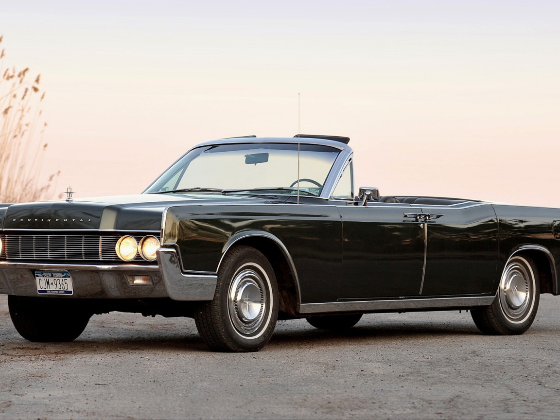 Автомобиль Lincoln Continental на дороге